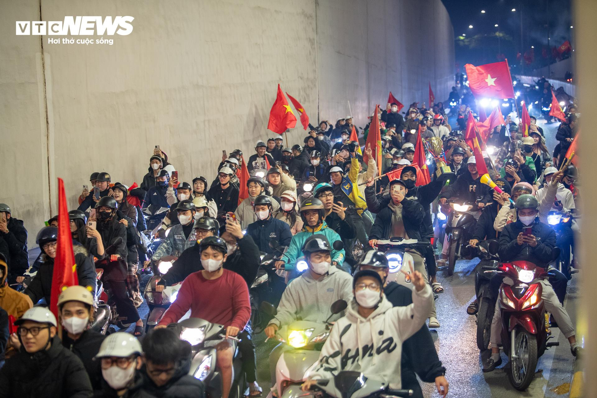 Hơn 3h sáng, cờ đỏ sao vàng nhuộm kín phố Hà Nội mừng U23 Việt Nam vào bán kết- Ảnh 5.