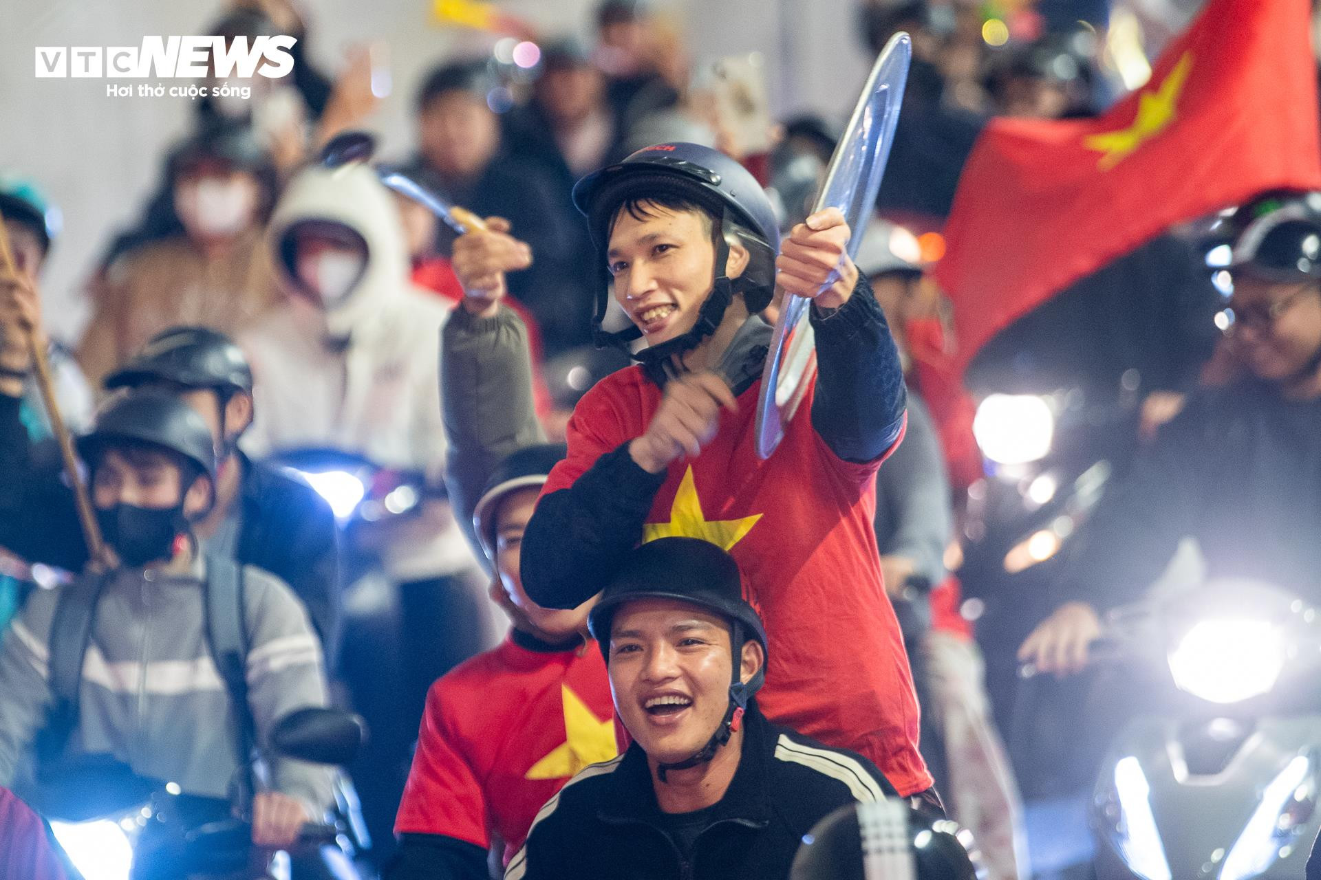 Hơn 3h sáng, cờ đỏ sao vàng nhuộm kín phố Hà Nội mừng U23 Việt Nam vào bán kết- Ảnh 3.