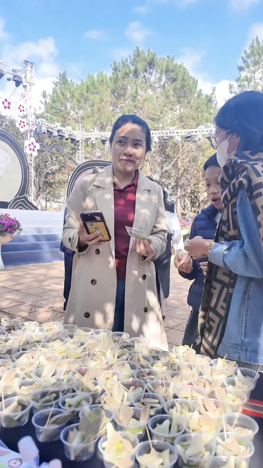 Cảnh báo trào lưu ăn sống sen đá chấm muối ớt, cẩn thận rước họa vào thân- Ảnh 8.