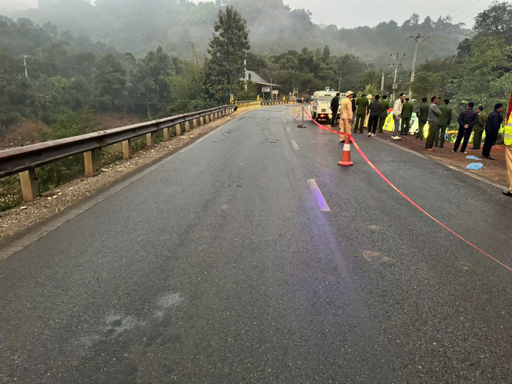 Lật xe khách ở Sơn La, 4 người tử vong- Ảnh 1.