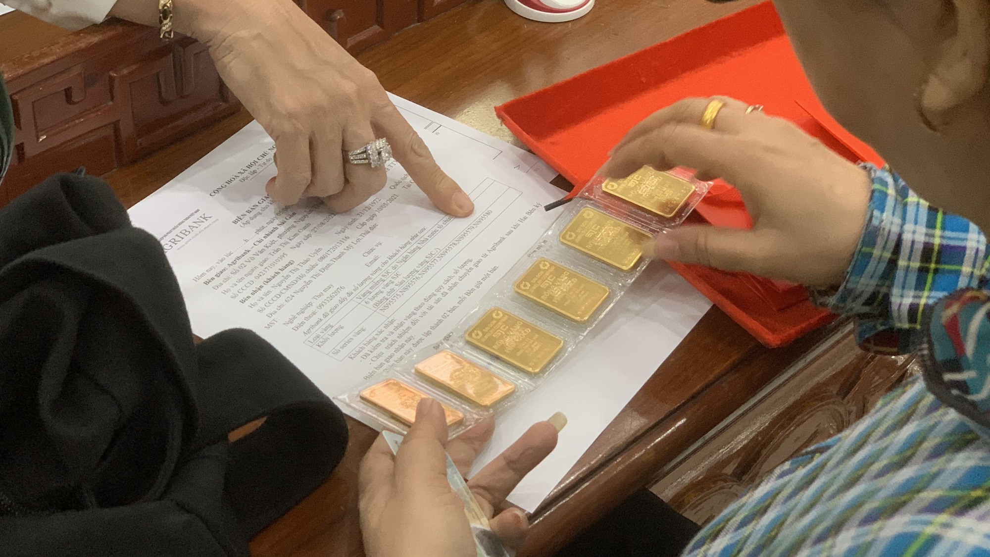 Giá vàng miếng SJC và vàng nhẫn ổn định giữa biến động thị trường tài chính - Ảnh 3.