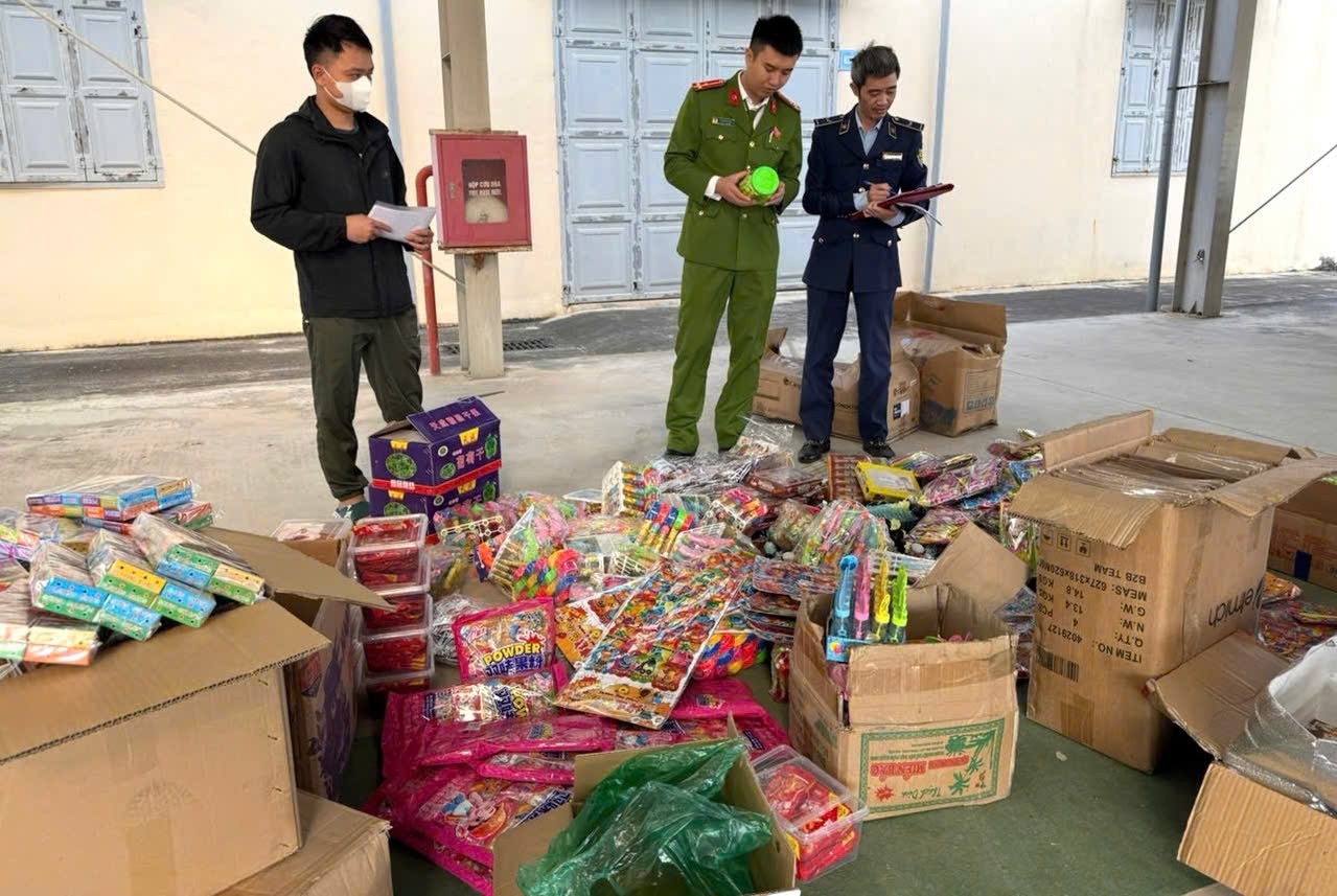 Phát hiện 3.000 sản phẩm socola, nho khô, kẹo… có vấn đề, người dân đặc biệt chú ý - Ảnh 2.