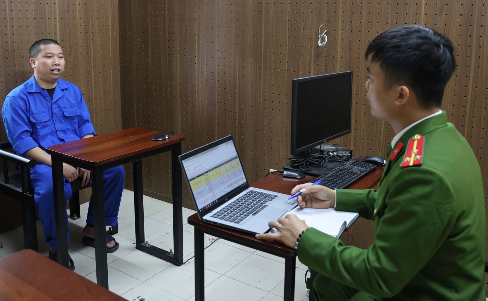 Phá đường dây cá độ bóng đá giao dịch lên tới 1.200 tỉ đồng - Ảnh 2.