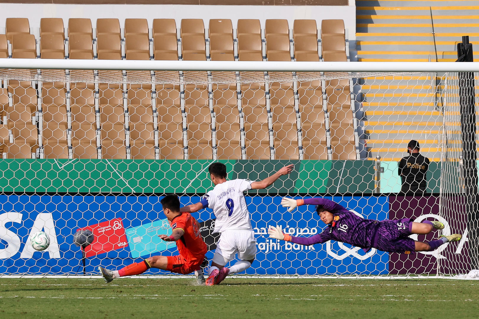 Thủ môn U23 Trung Quốc đang nổi như cồn trước trận gặp Việt Nam, được ví như “Vạn Lý Trường Thành di động” là ai?- Ảnh 5.