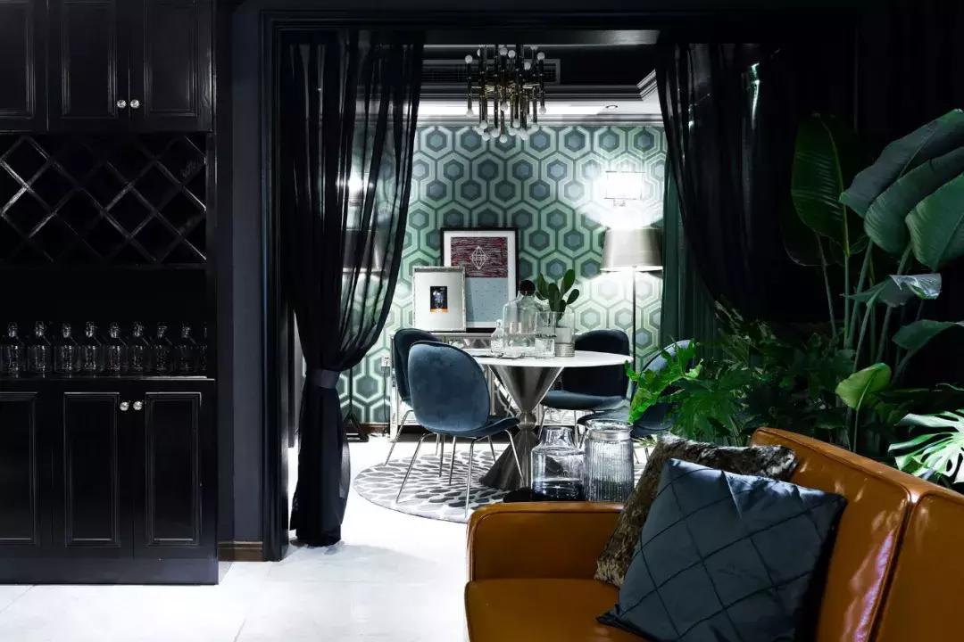 Sau ly hôn, tôi chi hơn 3,5 tỷ đồng cải tạo căn nhà 150m² toàn màu đen: Đó là cách tôi bước qua giai đoạn tăm tối nhất đời mình- Ảnh 1.