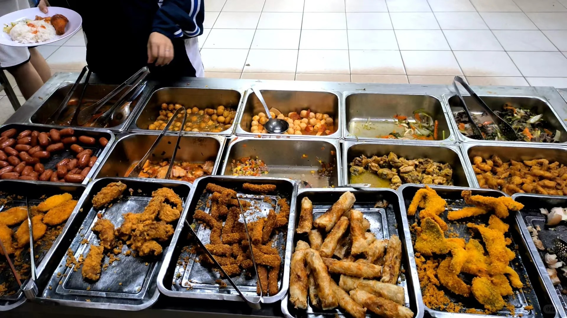 Suất cơm 30.000 đồng ở canteen ĐHQG Hà Nội có gì mà khiến DHS Trung Quốc phải lên bài đề xuất?- Ảnh 1.