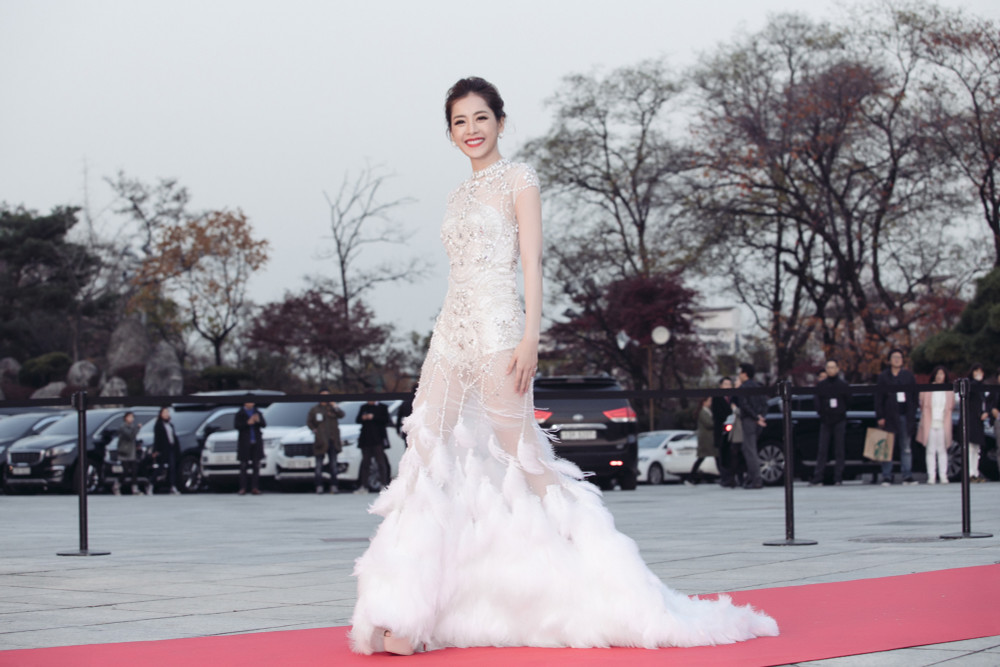 Đỉnh nhất trend 2016: Chi Pu chính là huyền thoại, được báo Hàn khen tận mây xanh, lộng lẫy hơn minh tinh Hàn Quốc- Ảnh 1.