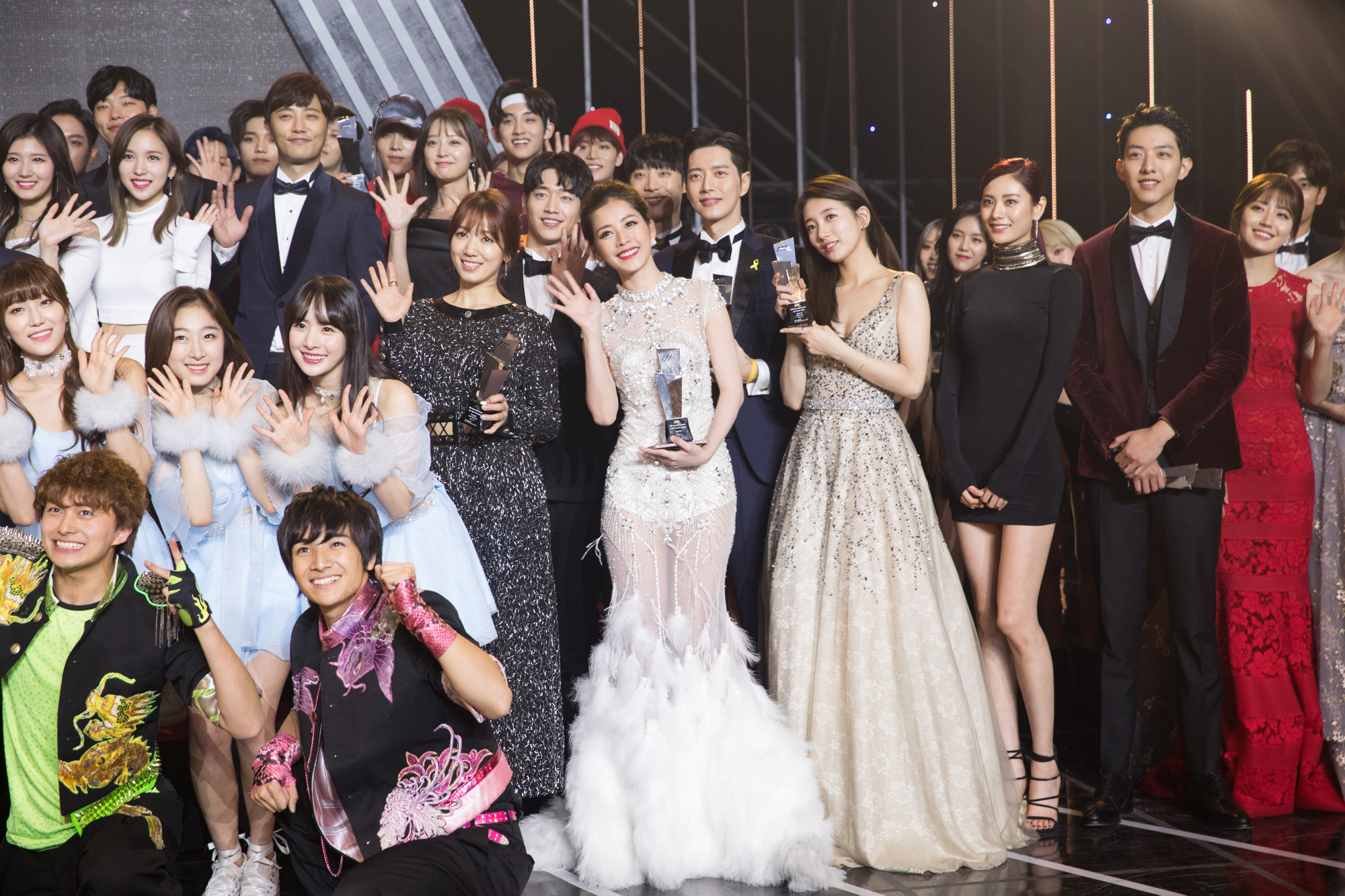 Đỉnh nhất trend 2016: Chi Pu chính là huyền thoại, được báo Hàn khen tận mây xanh, lộng lẫy hơn minh tinh Hàn Quốc- Ảnh 7.