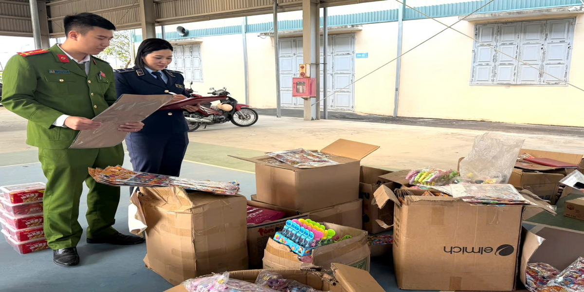 Phát hiện 3.000 sản phẩm socola, nho khô, kẹo… có vấn đề, người dân đặc biệt chú ý - Ảnh 1.