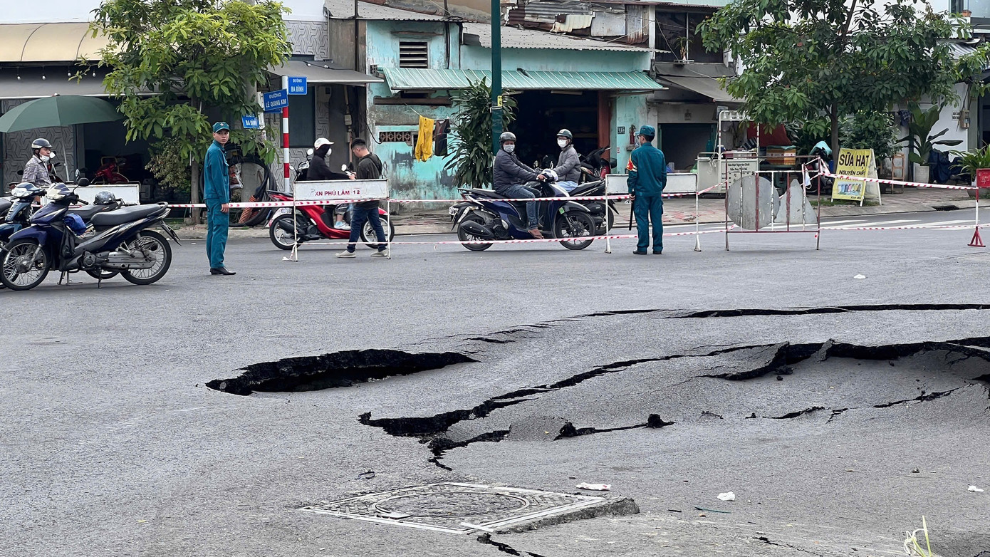 Sau tiếng động lớn, cả đoạn đường dài gần 50m ‘biến mất’- Ảnh 3.