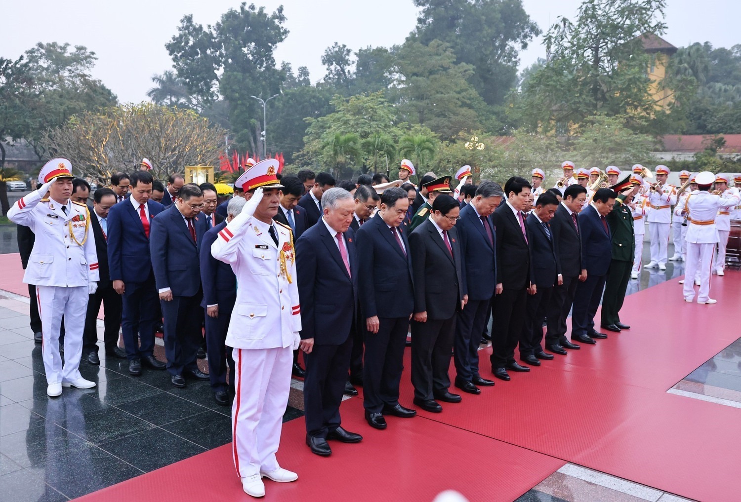 Đại biểu dự Đại hội XIV vào Lăng viếng Chủ tịch Hồ Chí Minh, đặt hoa tại Đài tưởng niệm các Anh hùng liệt sĩ - Ảnh 8.