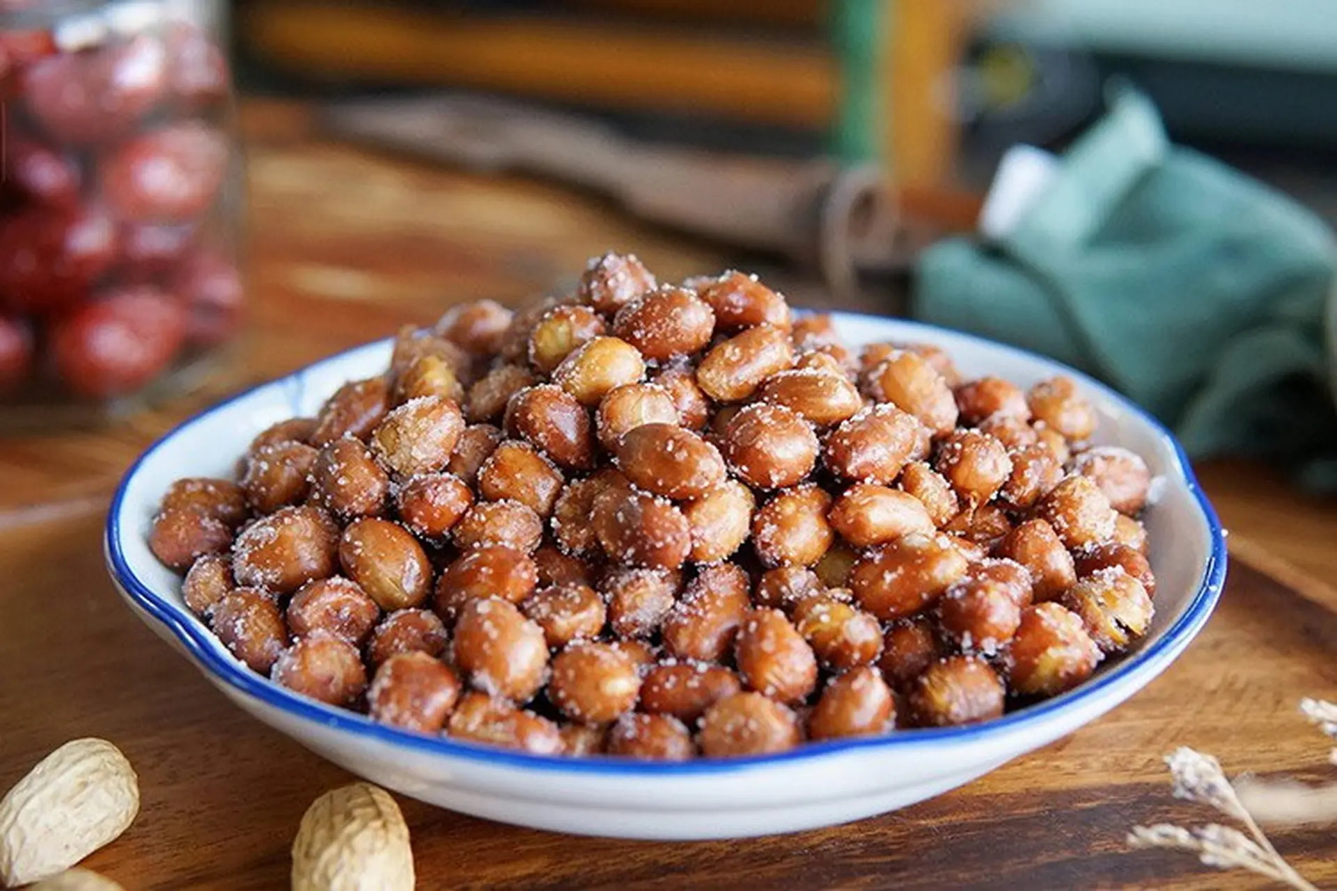 Gan "sợ" gì nhất? Bác sĩ tiết lộ 4 loại hạt ăn nhiều "phá gan" chẳng kém gì bia rượu - Ảnh 2.