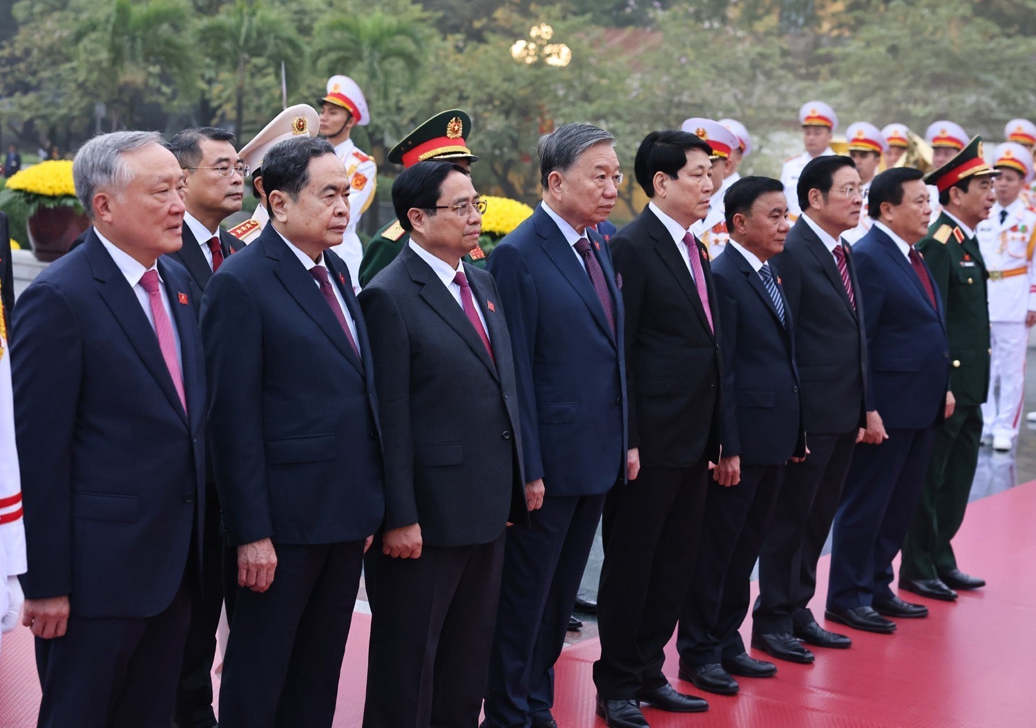 Đại biểu dự Đại hội XIV vào Lăng viếng Chủ tịch Hồ Chí Minh, đặt hoa tại Đài tưởng niệm các Anh hùng liệt sĩ - Ảnh 9.