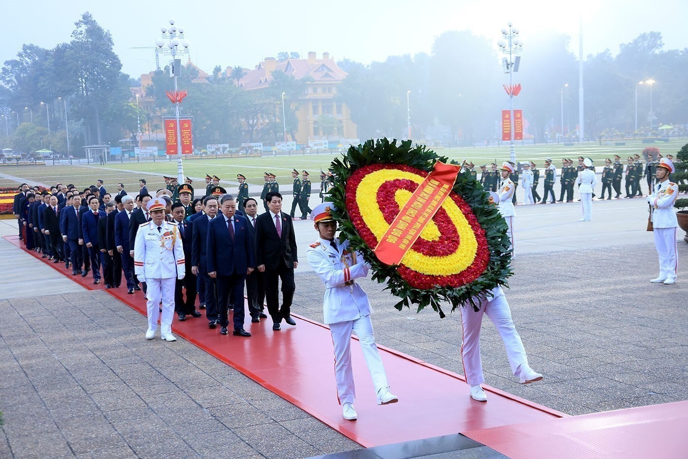 Đại biểu dự Đại hội XIV vào Lăng viếng Chủ tịch Hồ Chí Minh, đặt hoa tại Đài tưởng niệm các Anh hùng liệt sĩ - Ảnh 1.