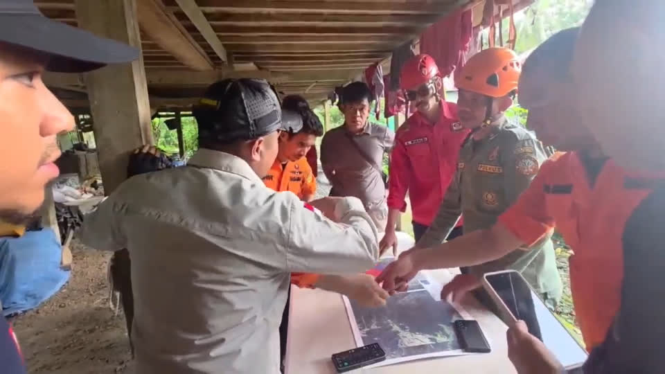 Cận cảnh hiện trường thương tâm vụ máy bay "mất tích" chưa có lời giải ở Indonesia- Ảnh 5.