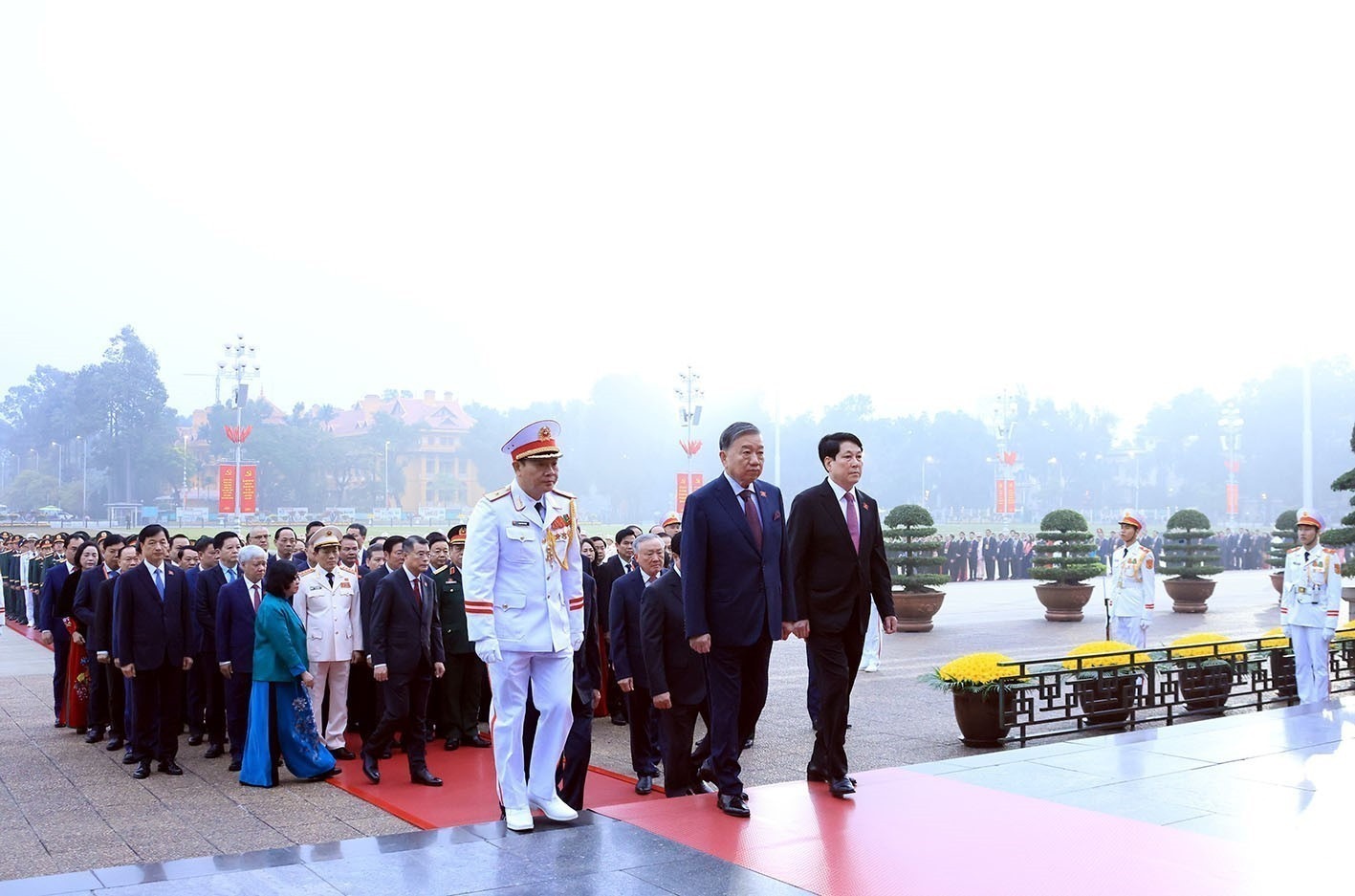 Đại biểu dự Đại hội XIV vào Lăng viếng Chủ tịch Hồ Chí Minh, đặt hoa tại Đài tưởng niệm các Anh hùng liệt sĩ - Ảnh 4.