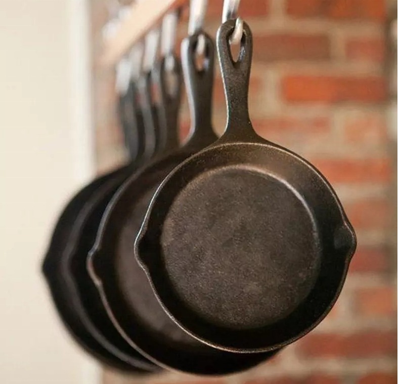 90% người dùng không biết công dụng của chiếc lỗ nhỏ trên chảo bếp- Ảnh 2.