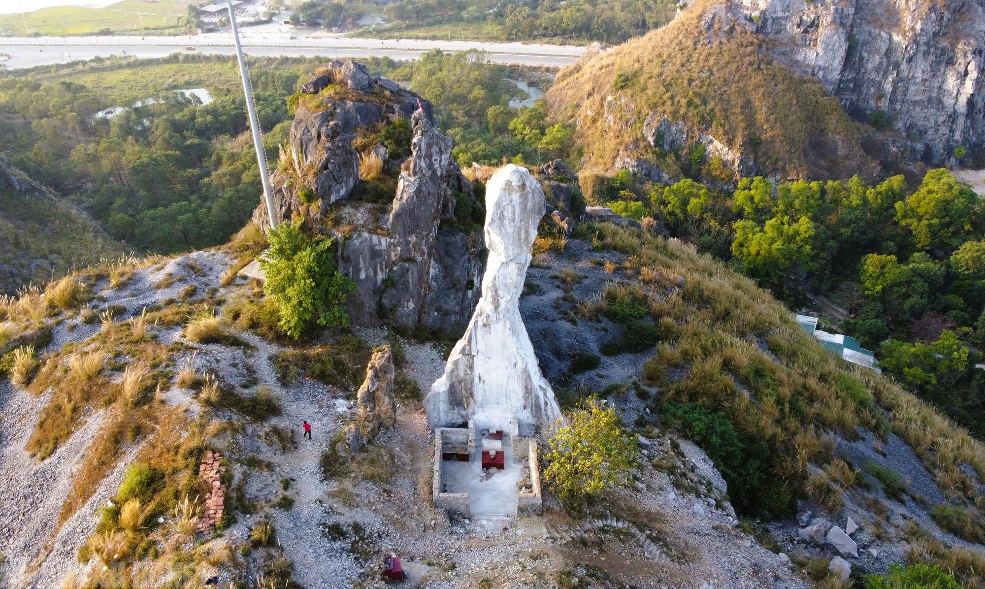 Chủ đầu tư nói về số tiền 17 tỉ đồng gia cố Hòn Vọng Phu- Ảnh 1.