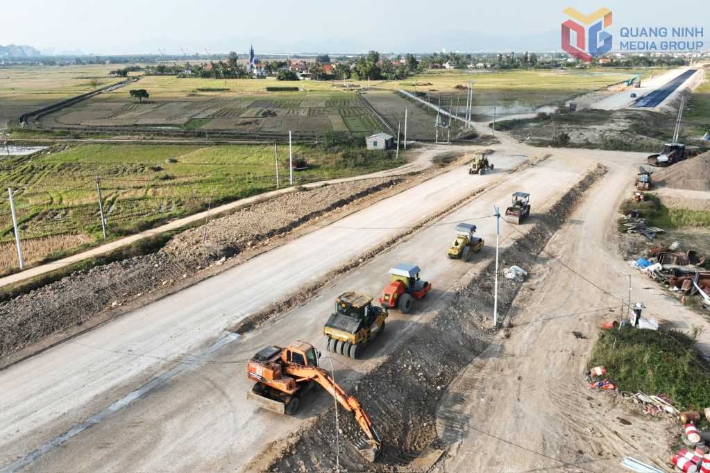 Băng qua sông ngòi, ao đầm, dự án hạ tầng nghìn tỷ của Quảng Ninh ra sao sau 4 năm thi công?- Ảnh 1.