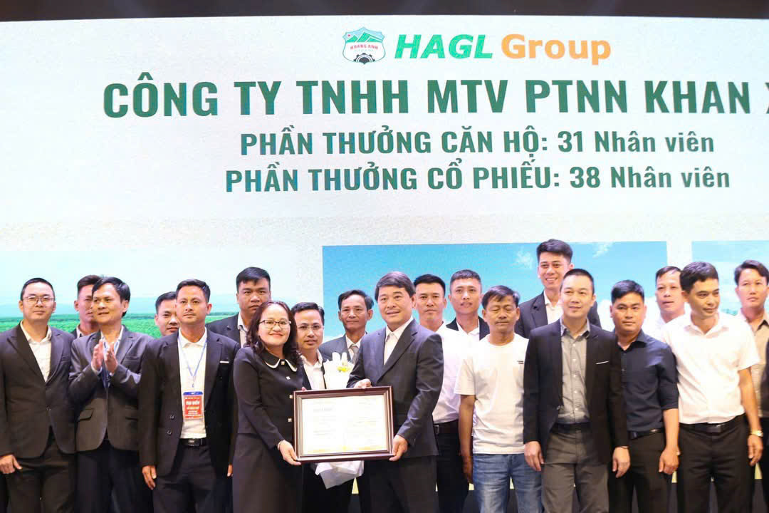 Bầu Đức thưởng căn hộ cho nhân viên duy nhất của một phòng ở lại khi công ty nợ lương nửa năm - Ảnh 2.