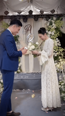 Hot: Nam thần điền kinh Quách Công Lịch quỳ gối cầu hôn hotgirl bóng chuyền Nguyệt Anh gây sốt MXH- Ảnh 1.