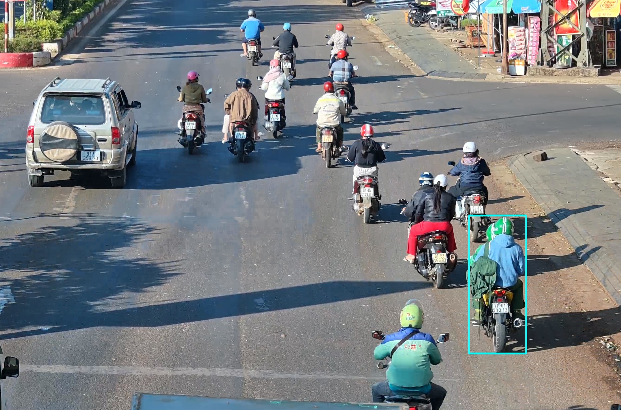 Phương tiện cướp ngân hàng ở Gia Lai: Chạy trốn bằng xe máy Yamaha Exciter - Ảnh 2.