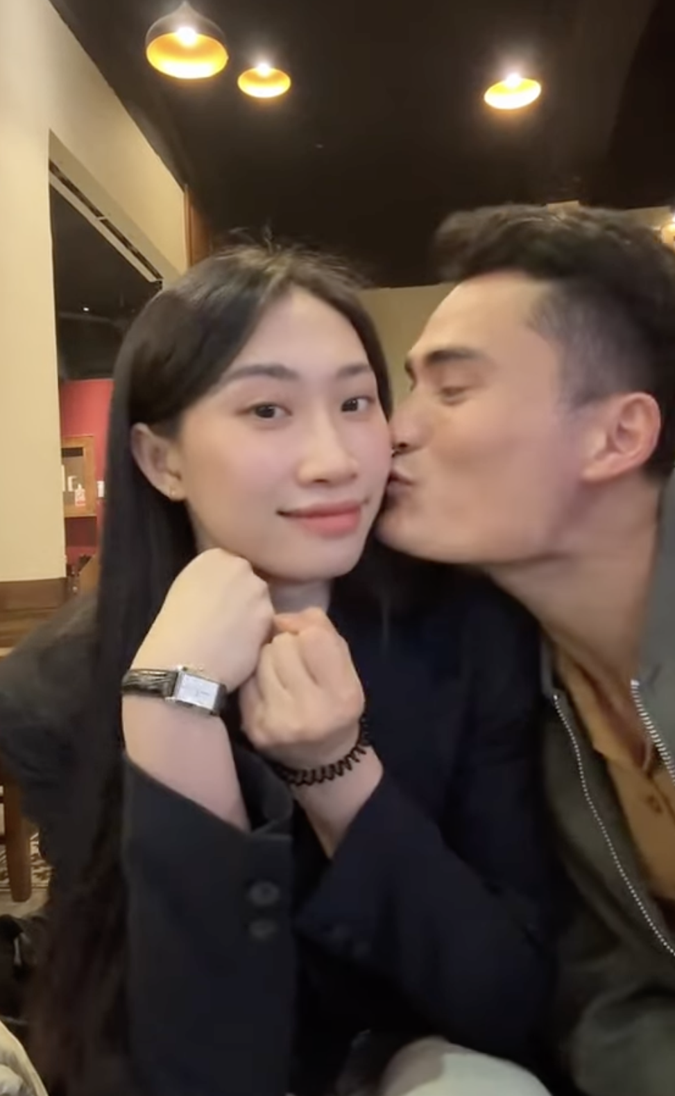 Hot: Nam thần điền kinh Quách Công Lịch quỳ gối cầu hôn hotgirl bóng chuyền Nguyệt Anh gây sốt MXH- Ảnh 4.