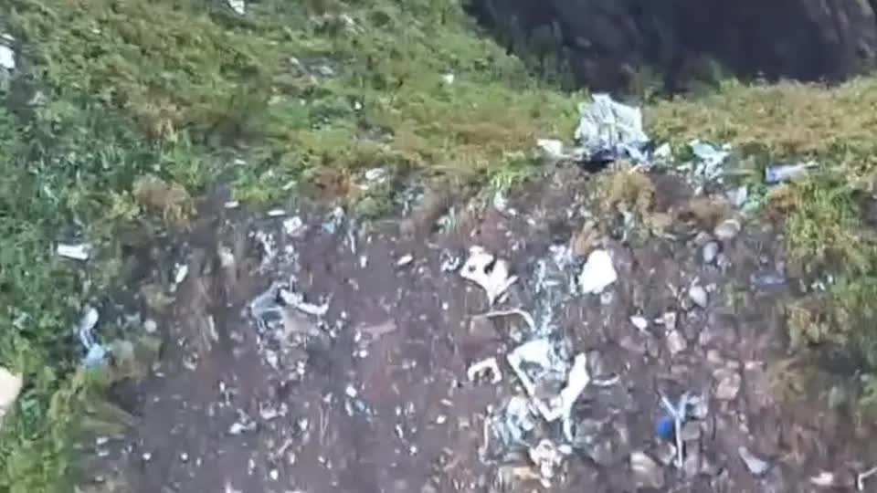 Cận cảnh hiện trường thương tâm vụ máy bay "mất tích" chưa có lời giải ở Indonesia- Ảnh 4.