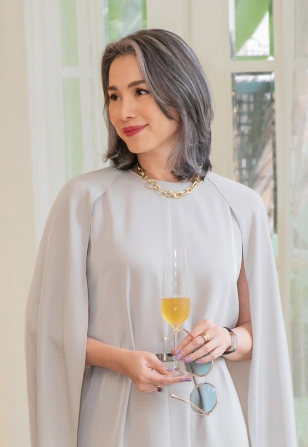 Hoa hậu tuổi 50 nổi tiếng tóc bạc đầy đầu vẫn chứng minh mình trẻ lâu đẳng cấp qua làn da già chậm: 2 bí quyết được tiết lộ- Ảnh 4.