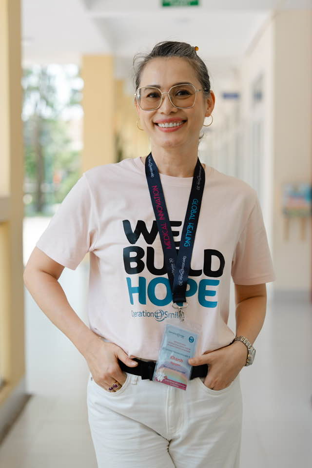 Hoa hậu tuổi 50 nổi tiếng tóc bạc đầy đầu vẫn chứng minh mình trẻ lâu đẳng cấp qua làn da già chậm: 2 bí quyết được tiết lộ- Ảnh 5.