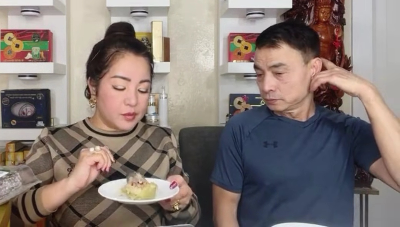 Bố ruột bé Xuân Mai ở Mỹ: Phải đi làm công nhân cho hãng, gói bánh chưng bán- Ảnh 1.