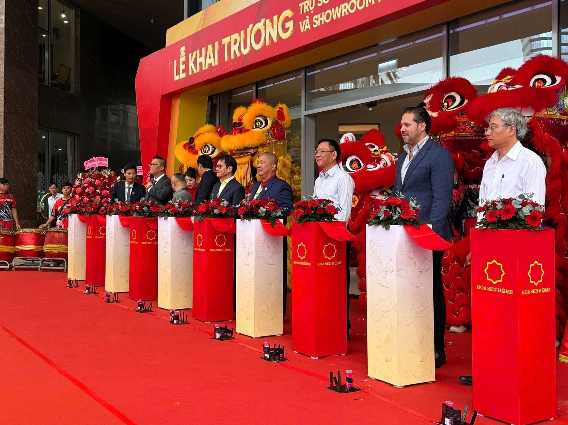 Chủ tịch Hoa Sen Lê Phước Vũ "xuống núi" bắt tay tỷ phú Trần Bá Dương: Chính thức kích hoạt "bom tấn" bán lẻ Hoa Sen Home- Ảnh 1.