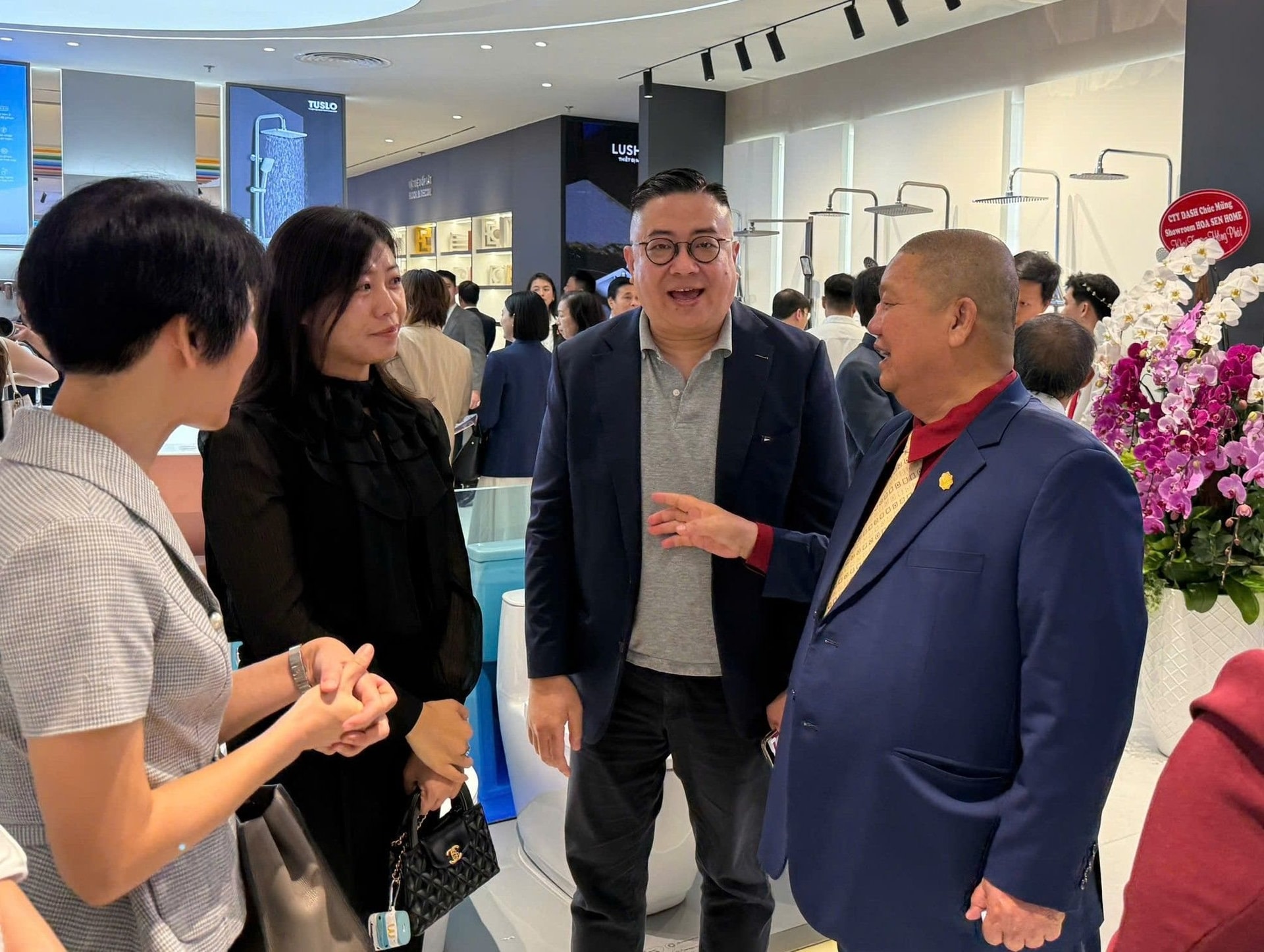 Chủ tịch Hoa Sen Lê Phước Vũ "xuống núi" bắt tay tỷ phú Trần Bá Dương: Chính thức kích hoạt "bom tấn" bán lẻ Hoa Sen Home- Ảnh 2.