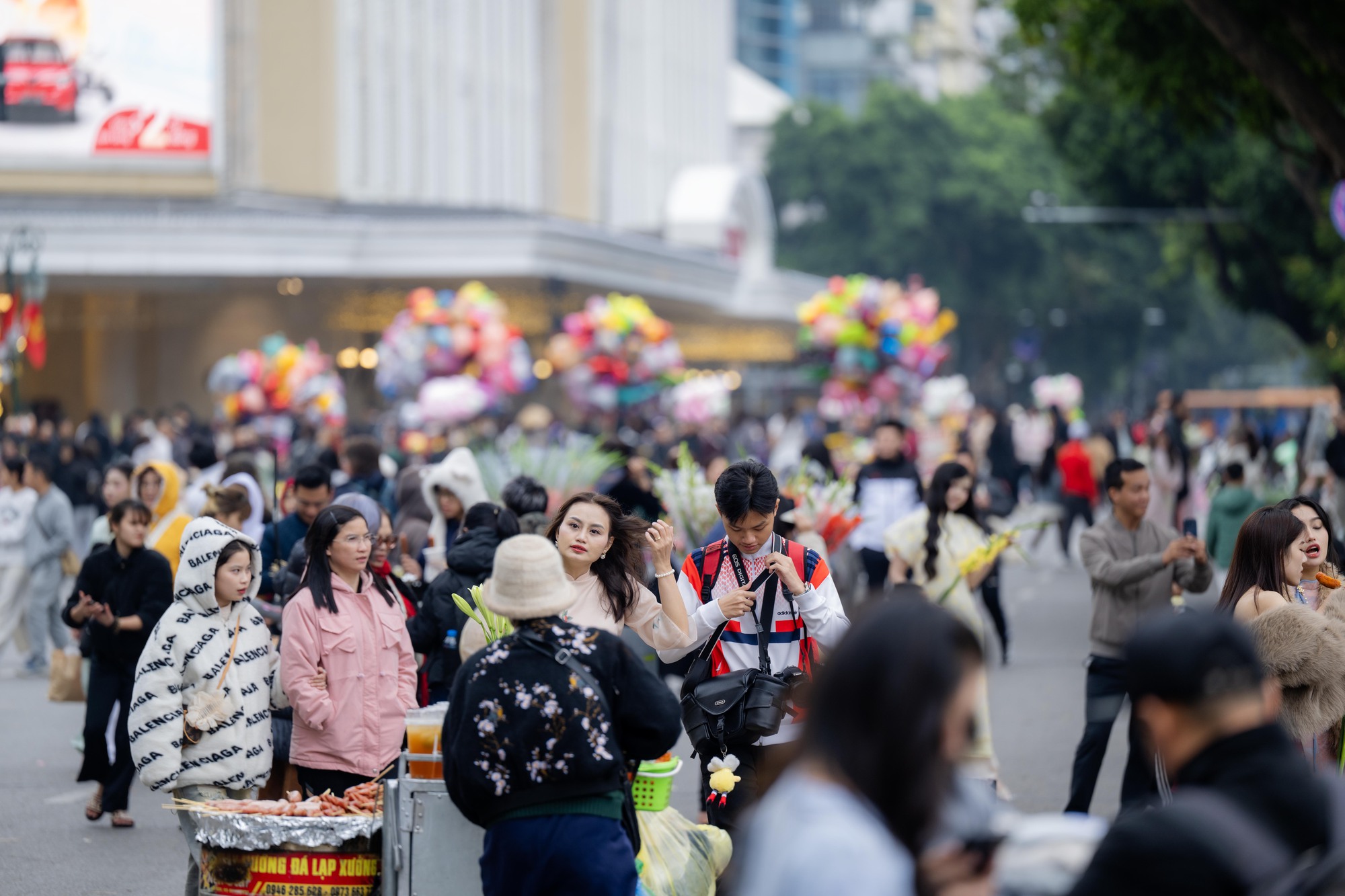 Nàng thơ Hà Nội bất chấp trời 17 độ khởi động đường đua Tết, phong phanh áo dài thả dáng kín Hồ Gươm- Ảnh 10.