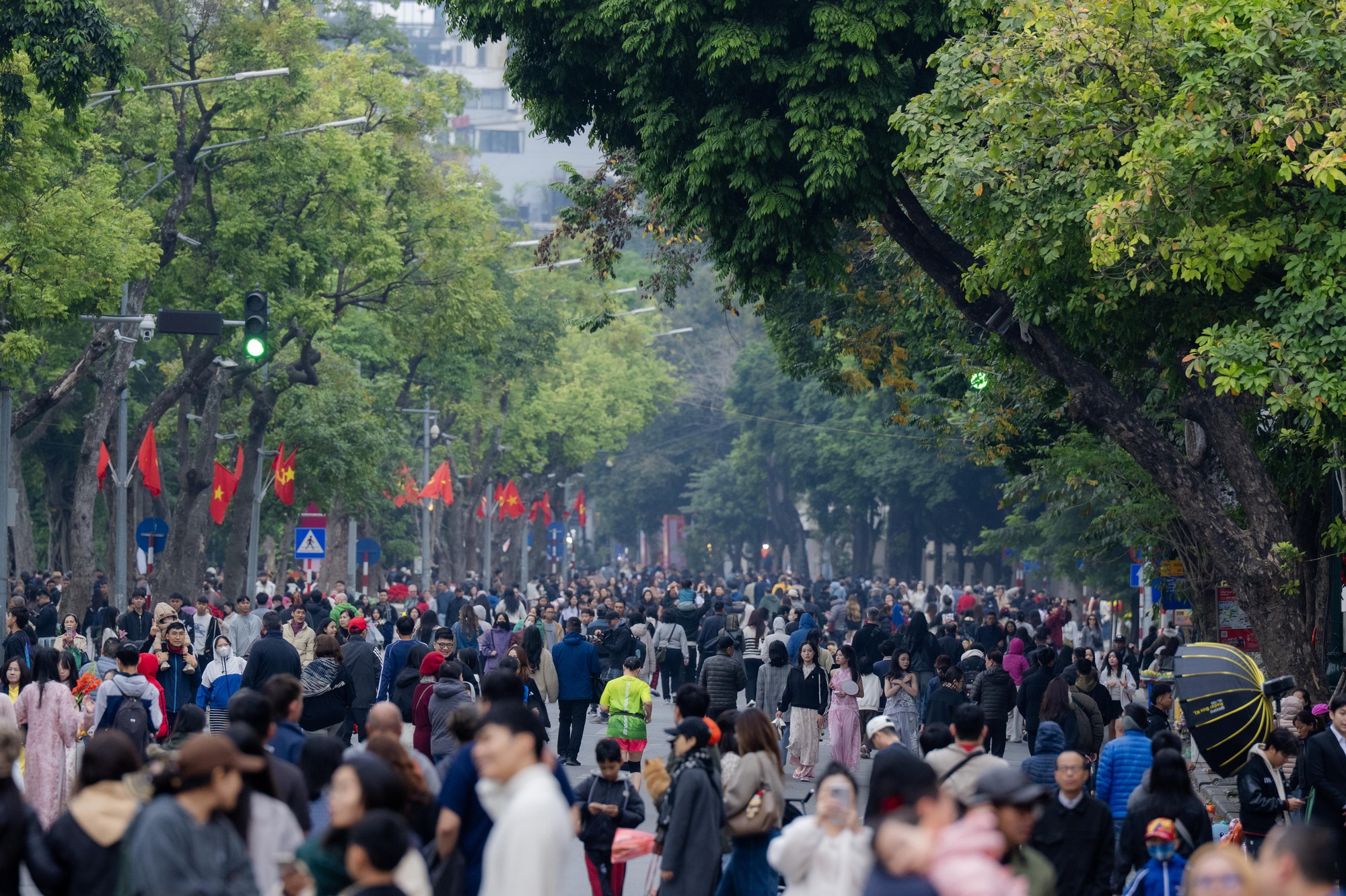 Nàng thơ Hà Nội bất chấp trời 17 độ khởi động đường đua Tết, phong phanh áo dài thả dáng kín Hồ Gươm- Ảnh 1.