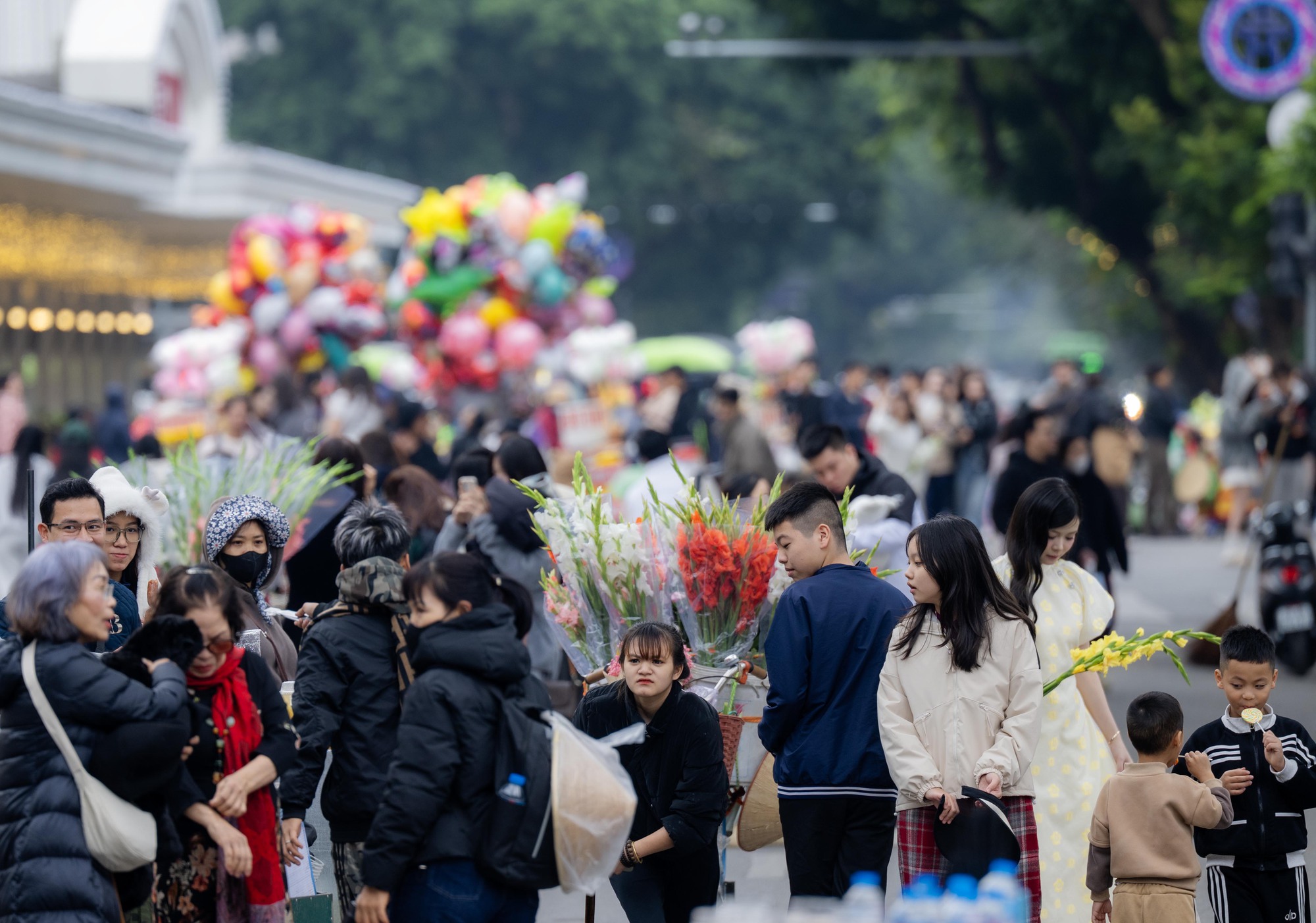 Nàng thơ Hà Nội bất chấp trời 17 độ khởi động đường đua Tết, phong phanh áo dài thả dáng kín Hồ Gươm- Ảnh 11.