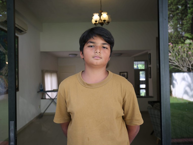 Người người vibe code, nhà nhà vibe code: Cậu bé 13 tuổi cùng chị gái tuổi teen thức trắng 24 giờ thi hackathon AI tại Singapore nhờ vibe coding- Ảnh 1.