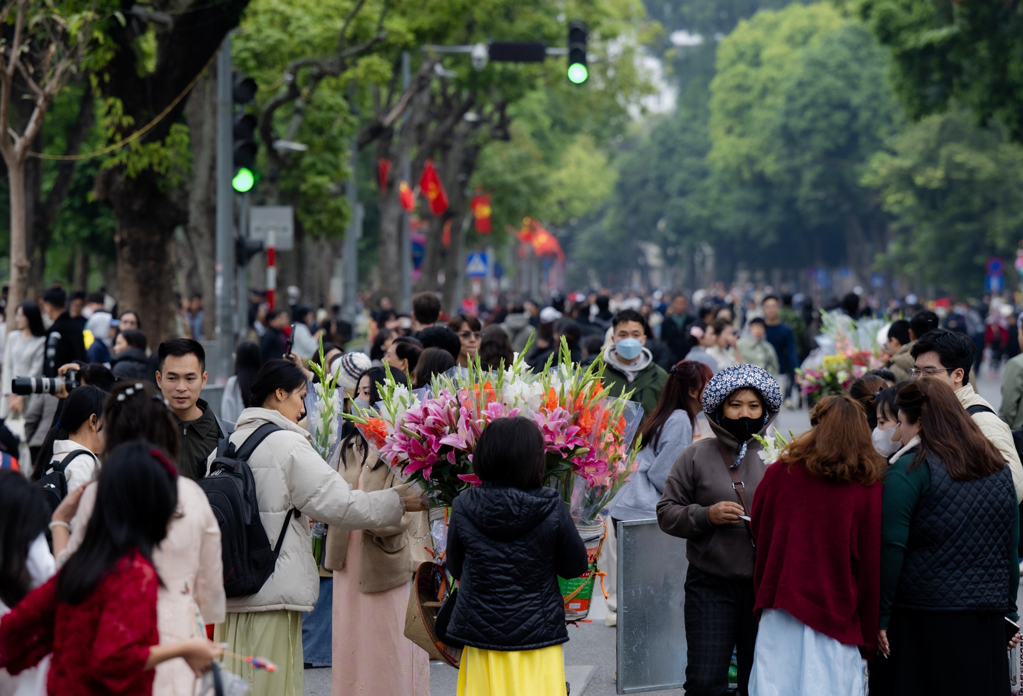 Nàng thơ Hà Nội bất chấp trời 17 độ khởi động đường đua Tết, phong phanh áo dài thả dáng kín Hồ Gươm- Ảnh 3.