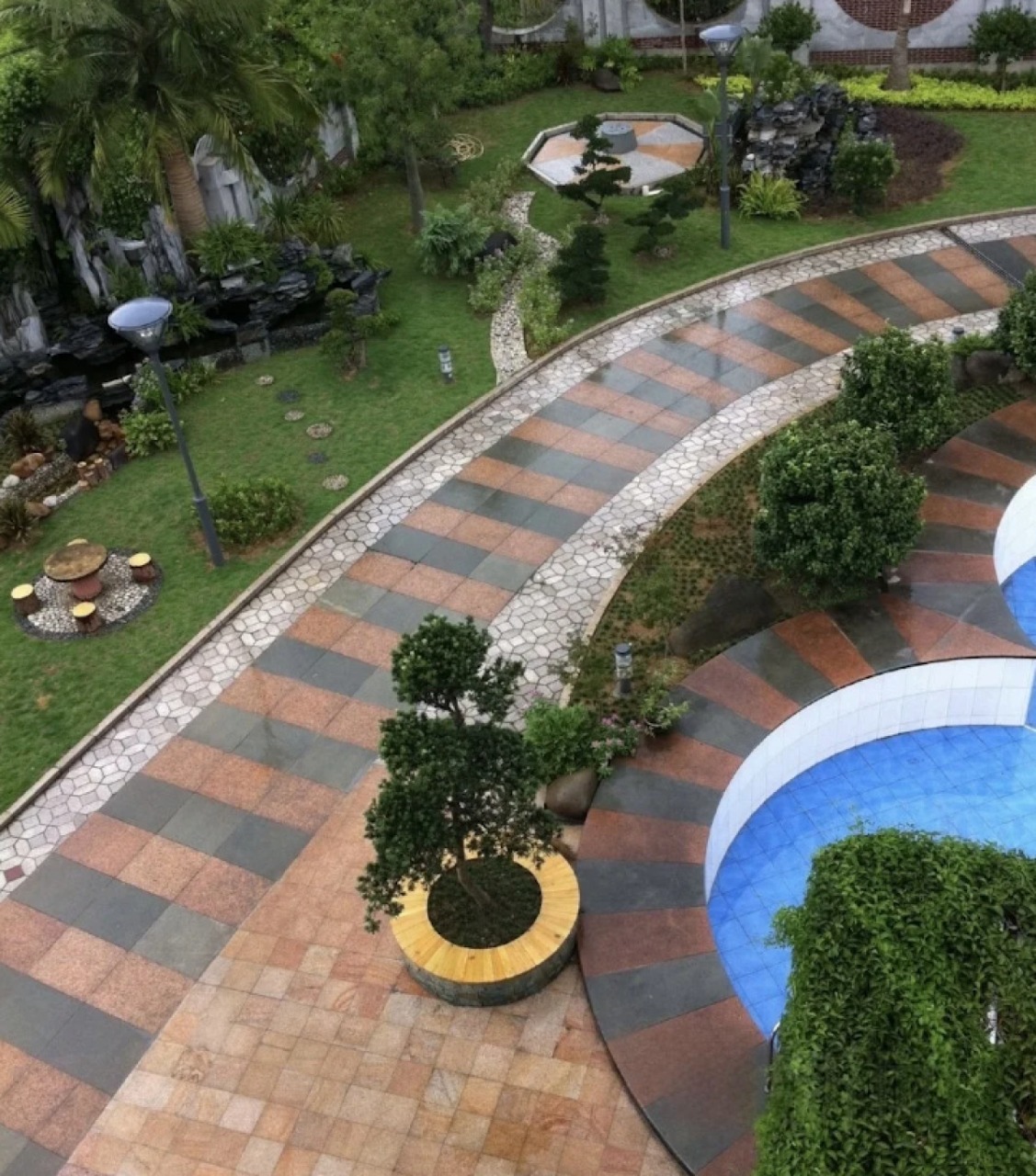 Phát hiện biệt thự 19 tỷ đồng khoá kín có mùi hôi bất thường, người đàn ông "chết lặng" khi bước xuống hầm, vội báo công an- Ảnh 1. Phát hiện biệt thự 19 tỷ đồng khoá kín có mùi hôi bất thường, người đàn ông "chết lặng" khi bước xuống hầm, vội báo công an- Ảnh 1.