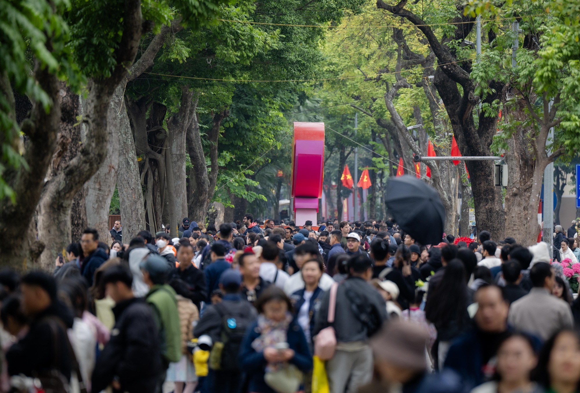 Nàng thơ Hà Nội bất chấp trời 17 độ khởi động đường đua Tết, phong phanh áo dài thả dáng kín Hồ Gươm- Ảnh 4.