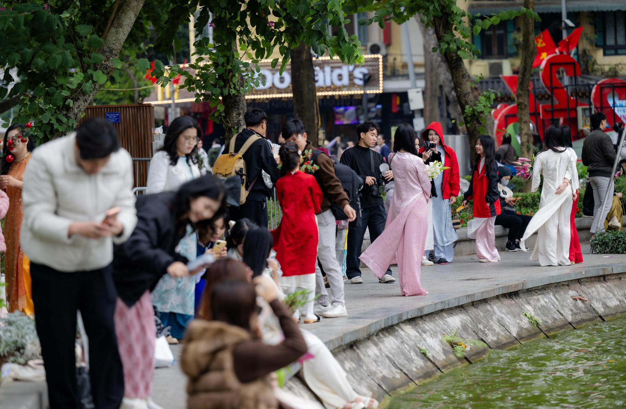 Nàng thơ Hà Nội bất chấp trời 17 độ khởi động đường đua Tết, phong phanh áo dài thả dáng kín Hồ Gươm- Ảnh 5.