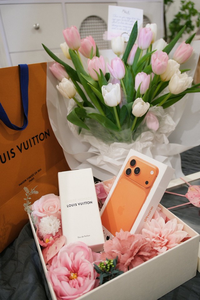 Ai bằng Văn Thanh nữa, bạn gái ốm "ting ting" 500 triệu, 20/10 tặng iPhone 17, mua nhà cho nàng để tên chung - Ảnh 3.