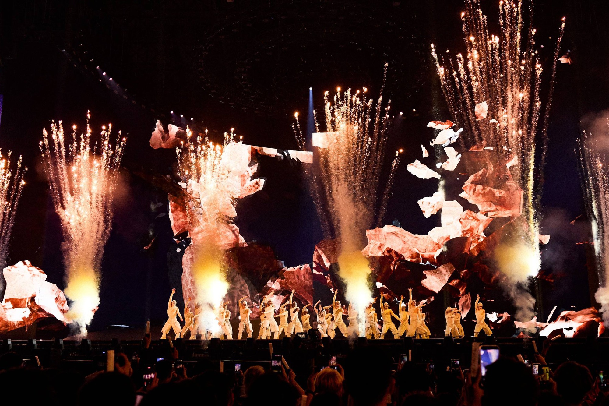 Mỹ nhân vung 760 tỷ cưỡi trăn 30m, 20 sinh vật chạy khắp SVĐ khiến 120.000 người “bị hạ gục”- Ảnh 7.