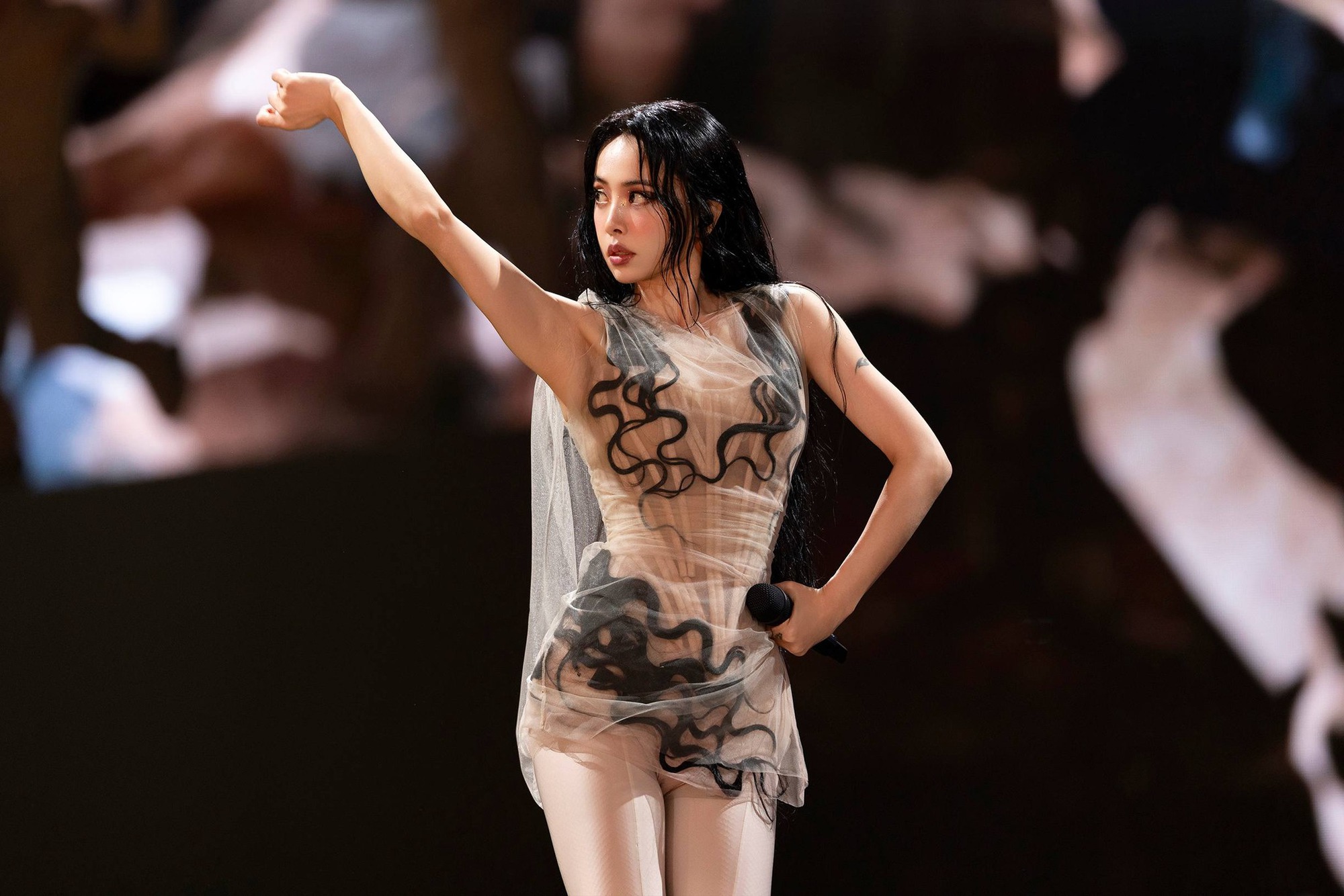 Mỹ nhân vung 760 tỷ cưỡi trăn 30m, 20 sinh vật chạy khắp SVĐ khiến 120.000 người “bị hạ gục”- Ảnh 2.