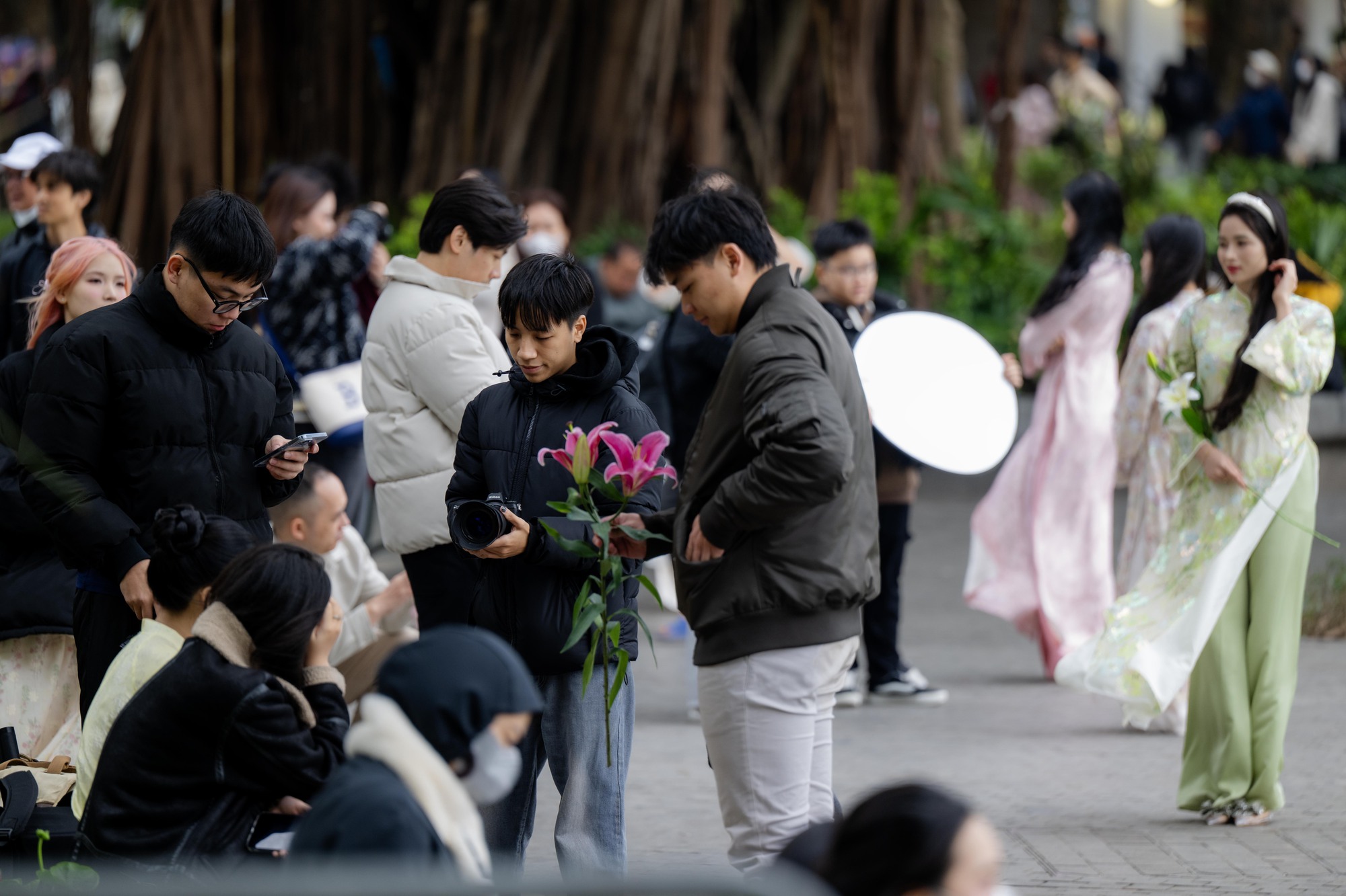 Nàng thơ Hà Nội bất chấp trời 17 độ khởi động đường đua Tết, phong phanh áo dài thả dáng kín Hồ Gươm- Ảnh 6.