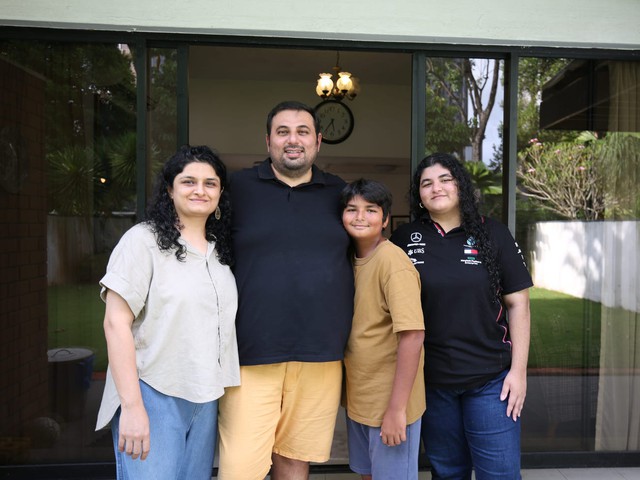 Người người vibe code, nhà nhà vibe code: Cậu bé 13 tuổi cùng chị gái tuổi teen thức trắng 24 giờ thi hackathon AI tại Singapore nhờ vibe coding- Ảnh 5.