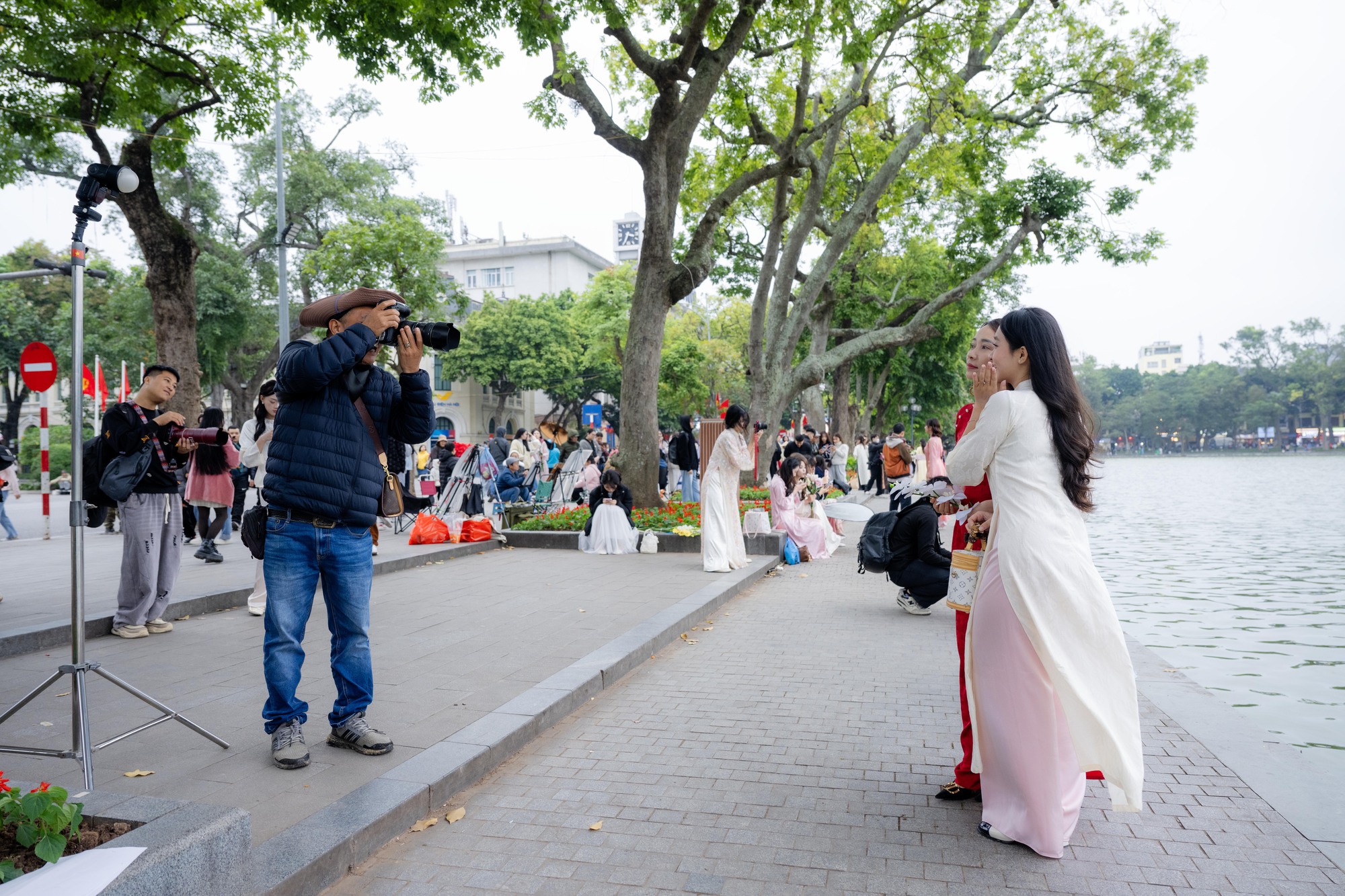 Nàng thơ Hà Nội bất chấp trời 17 độ khởi động đường đua Tết, phong phanh áo dài thả dáng kín Hồ Gươm- Ảnh 7.