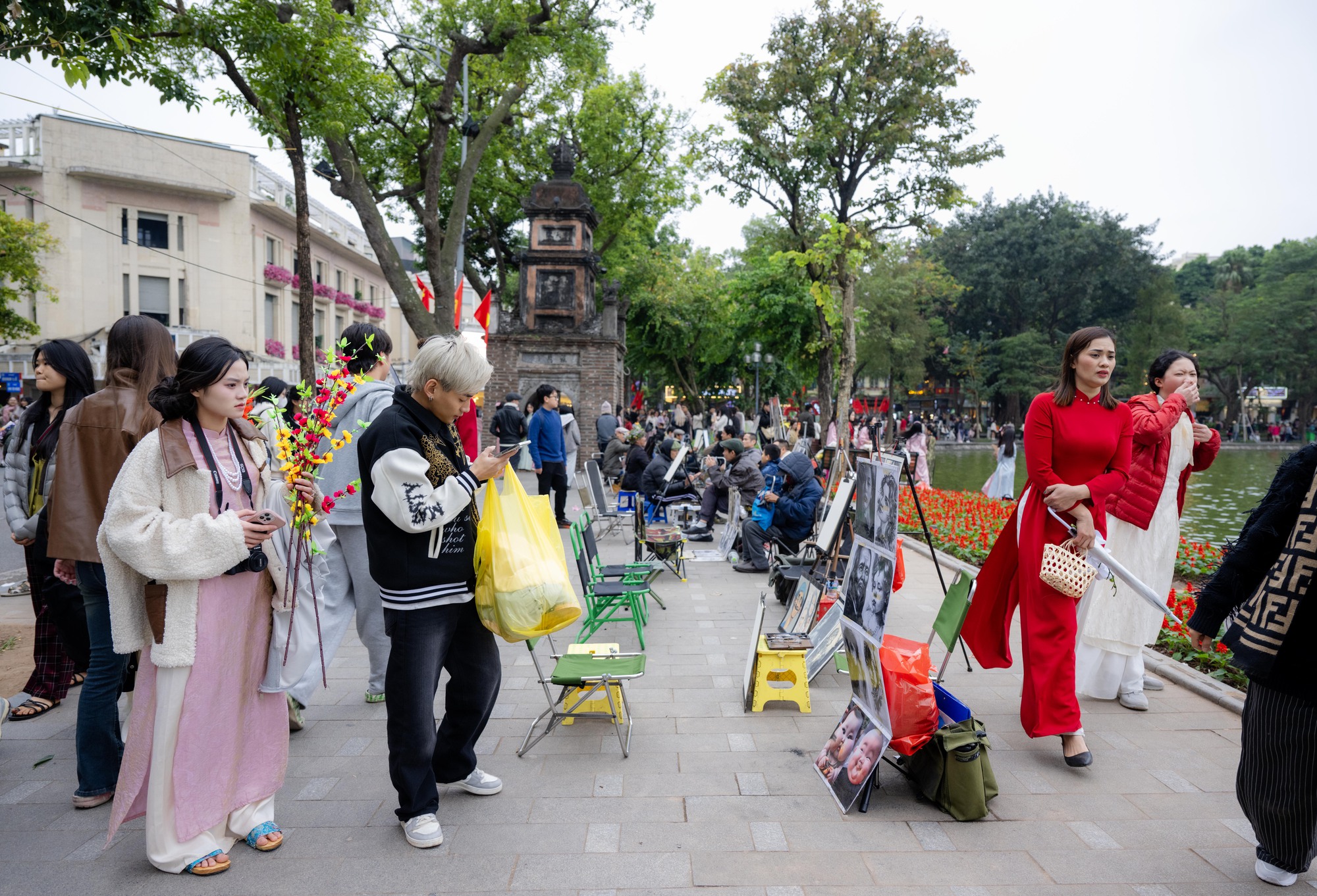 Nàng thơ Hà Nội bất chấp trời 17 độ khởi động đường đua Tết, phong phanh áo dài thả dáng kín Hồ Gươm- Ảnh 8.
