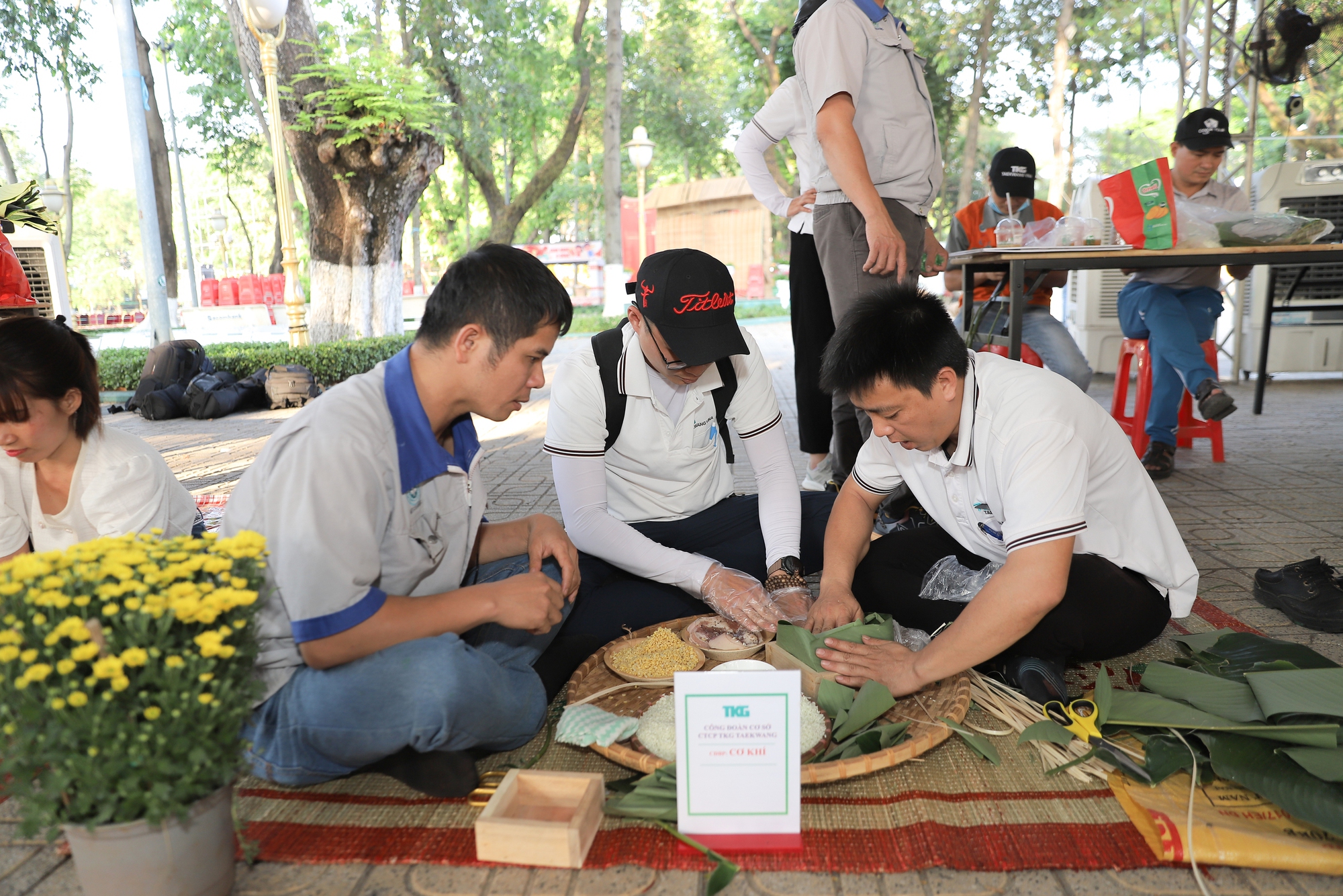 Người nhận thưởng hậu hĩnh, người làm xuyên lễ hưởng lương gấp 3-4 lần dịp Tết Dương lịch - Ảnh 2.