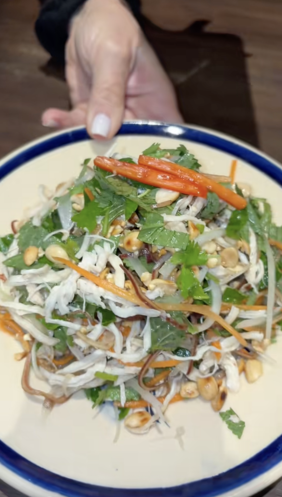 Bữa cơm nhà giá 1,8 triệu khiến 4 vị khách Tây ngỡ ngàng khi du lịch Hà Nội- Ảnh 3.